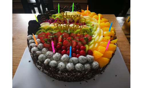 集體生日會(huì)，員工樂翻天